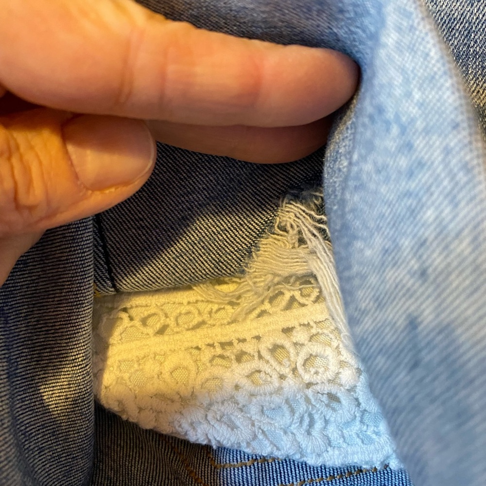 American Eagle AEO stretch distressed denim shorts with lace pockets size 4.. - Picture 7 of 7